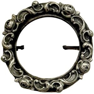 Americana by Bates Vintage Ornate Scroll‎ Circle Brooch Silver Tone 1990s 1”